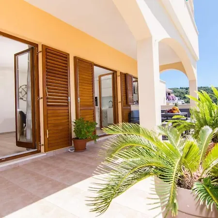 Tom * トロギール