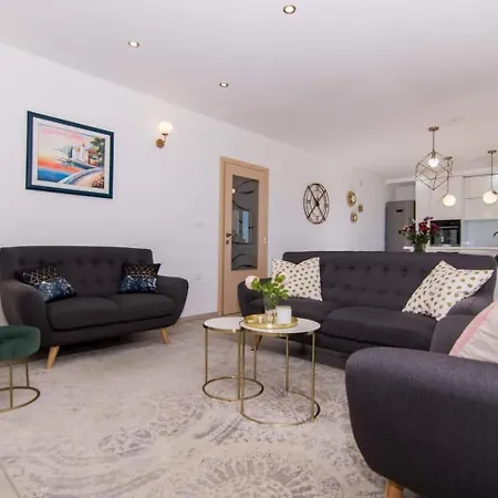 Tom Apartment *