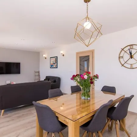 Tom Apartment *